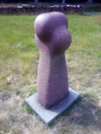 Mindes035 - Granitskulptur ved Gigtplejehjemmet